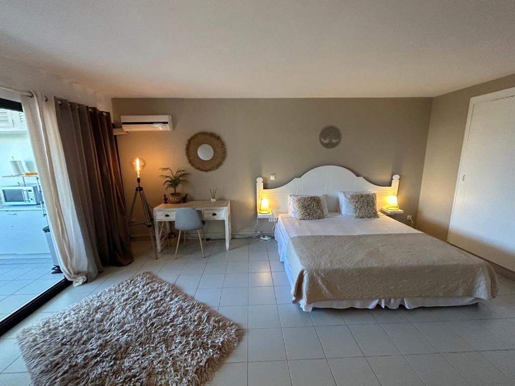 Una cama o camas en una habitación de Ti Koala