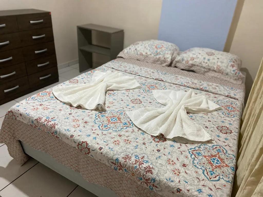 A bed or beds in a room at Apartamento na Avenida do CPA