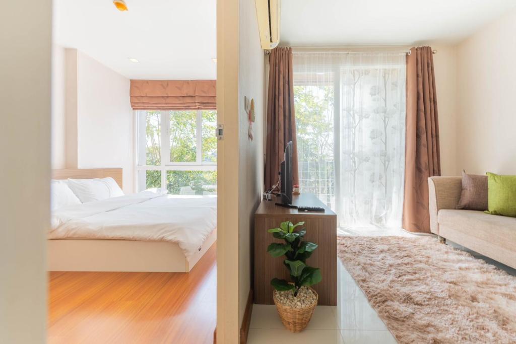 - une chambre avec un lit, un canapé et une fenêtre dans l'établissement Lovely room next to BKK airport, food marts, quiet place to stay, à Bangkok