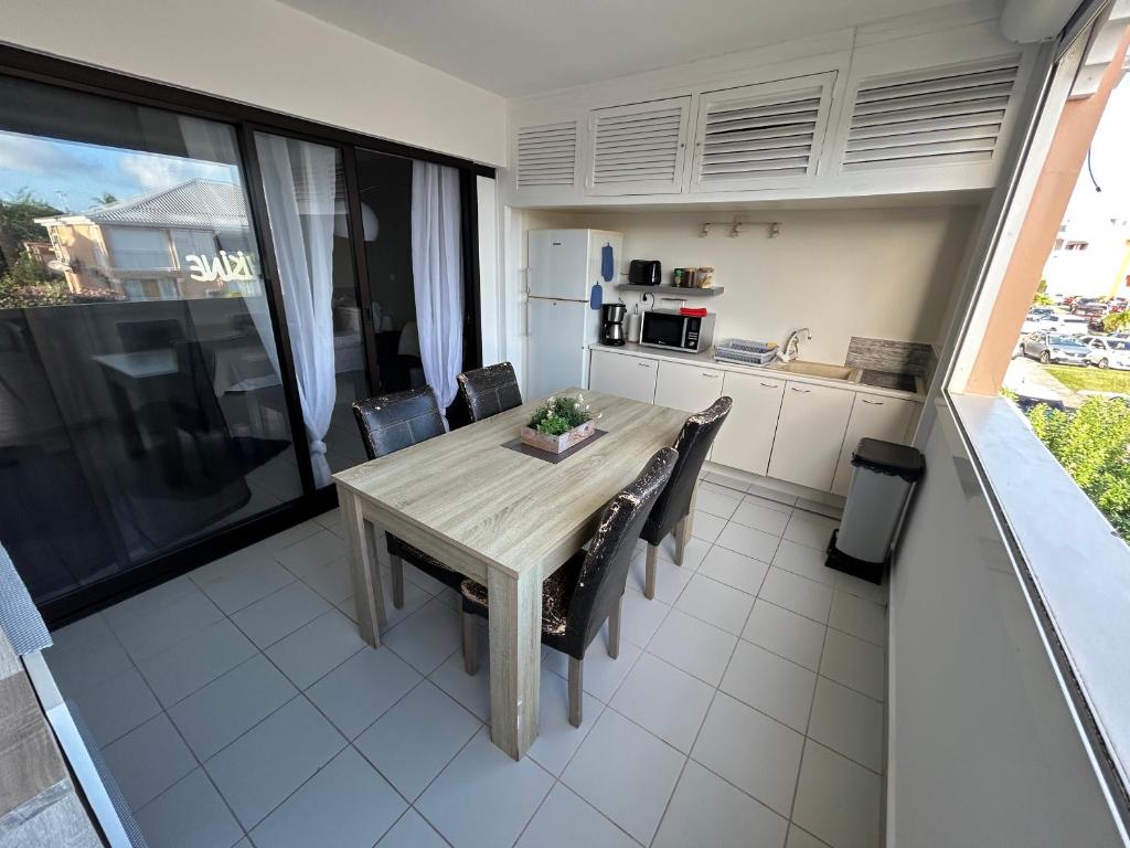 Una cocina o cocineta en Ti Koala