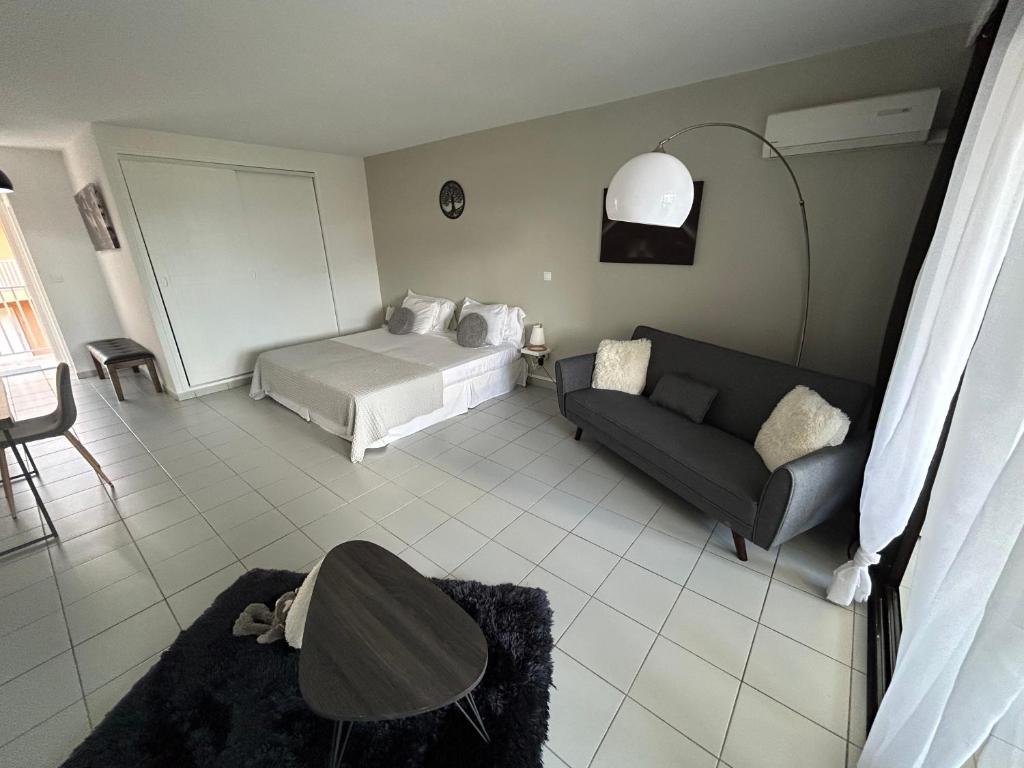 Una cama o camas en una habitación de Ti Koala