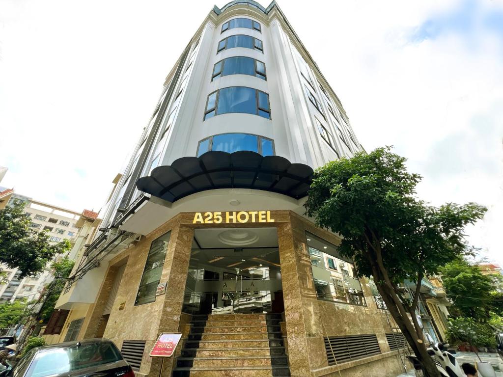 um edifício com hotel com escadas em frente em A25 Hotel - 187 Trung Kính em Hanói