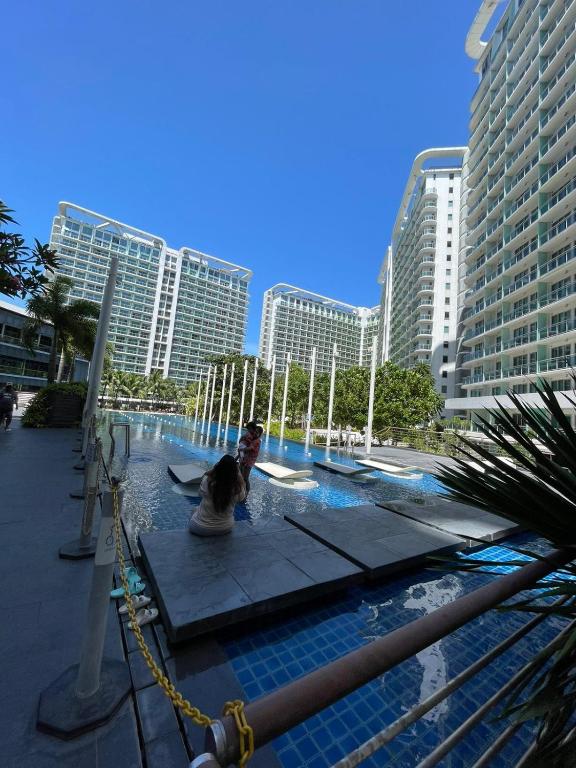 Bazén v ubytování Azure Urban Resort with WIFI and Netflix nebo v jeho okolí