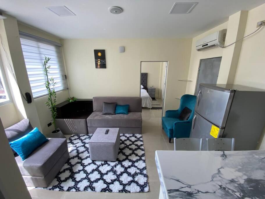 a living room with a couch and a tv at Hermosa suite privada y cerca de todo in Guayaquil