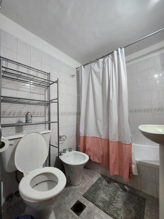 y baño con aseo, lavabo y ducha. en Viaggiato Carlucci en Córdoba