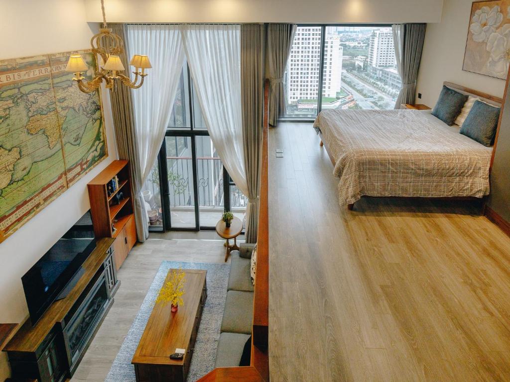 1 dormitorio con 1 cama, TV y mapa en la pared en Muse Hanoi PentStudio West Lake, en Hanói