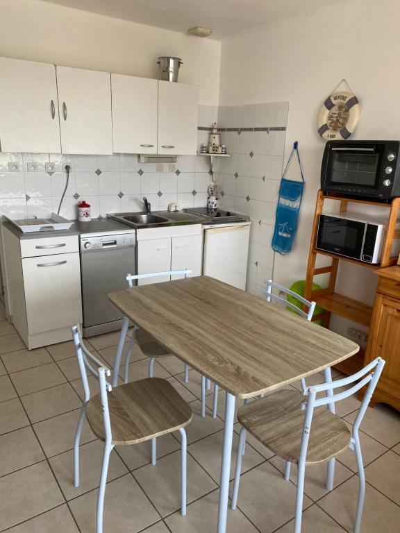 Kuchyň nebo kuchyňský kout v ubytování Gite aux grès des vents