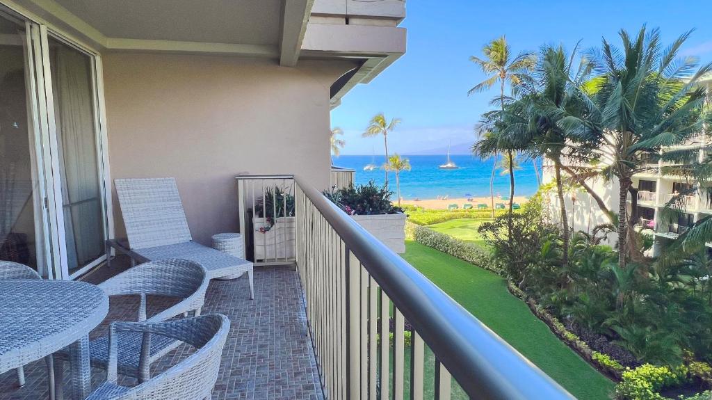 d'un balcon avec des chaises et une vue sur l'océan. dans l'établissement Maui Westside Presents: Whaler 420 - Best location in Kaanapali beach, à Lahaina