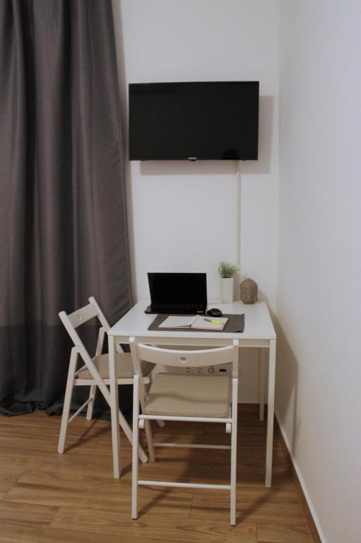 TV a/nebo společenská místnost v ubytování Altair Airport Apartman