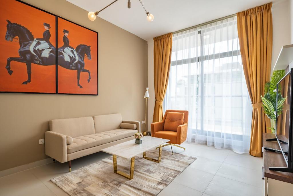 una sala de estar con sofá y una pintura a caballo en la pared en Primestay - Prime Views Meydan 1BR en Dubái