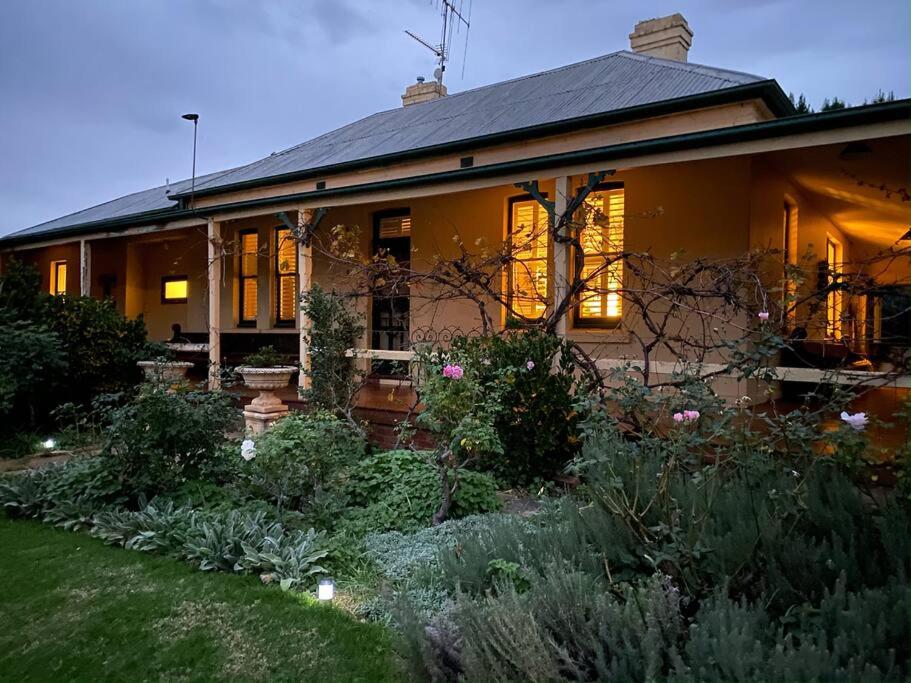 una casa con un jardín delante de ella en Wonga - A secluded oasis in the heart of Parkes, en Parkes