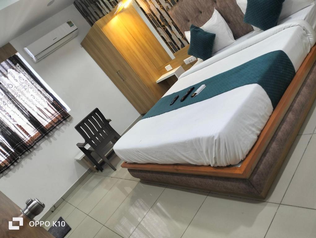 Postel nebo postele na pokoji v ubytování hotel rudra palace