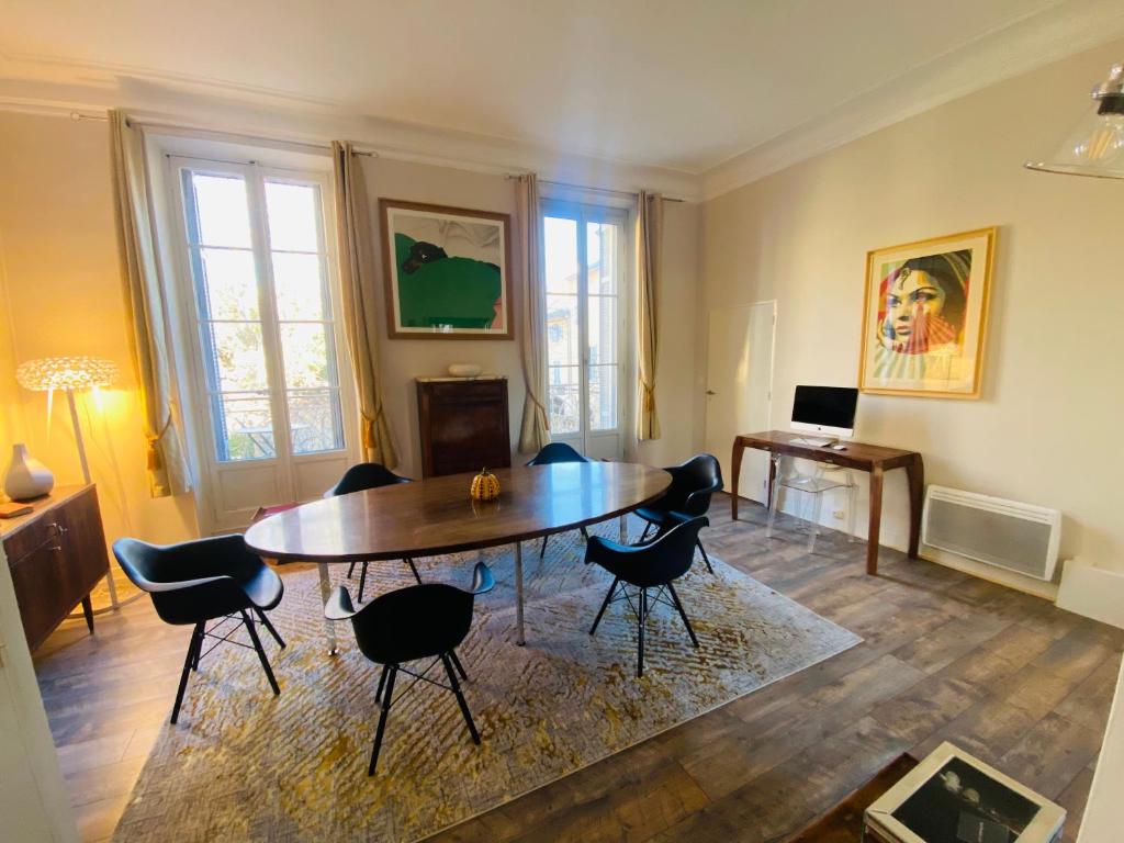 sala de estar con mesa y sillas en Le jardin de Ponteves en Aix-en-Provence