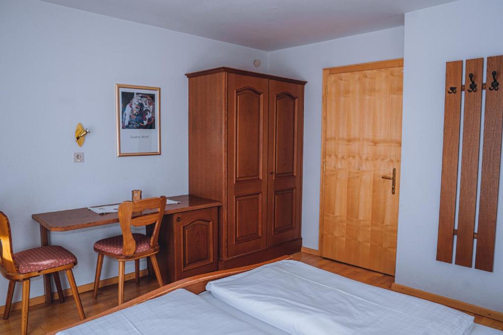 A bed or beds in a room at Landhaus Kreuz