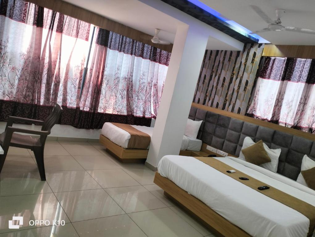 Postel nebo postele na pokoji v ubytování hotel rudra palace