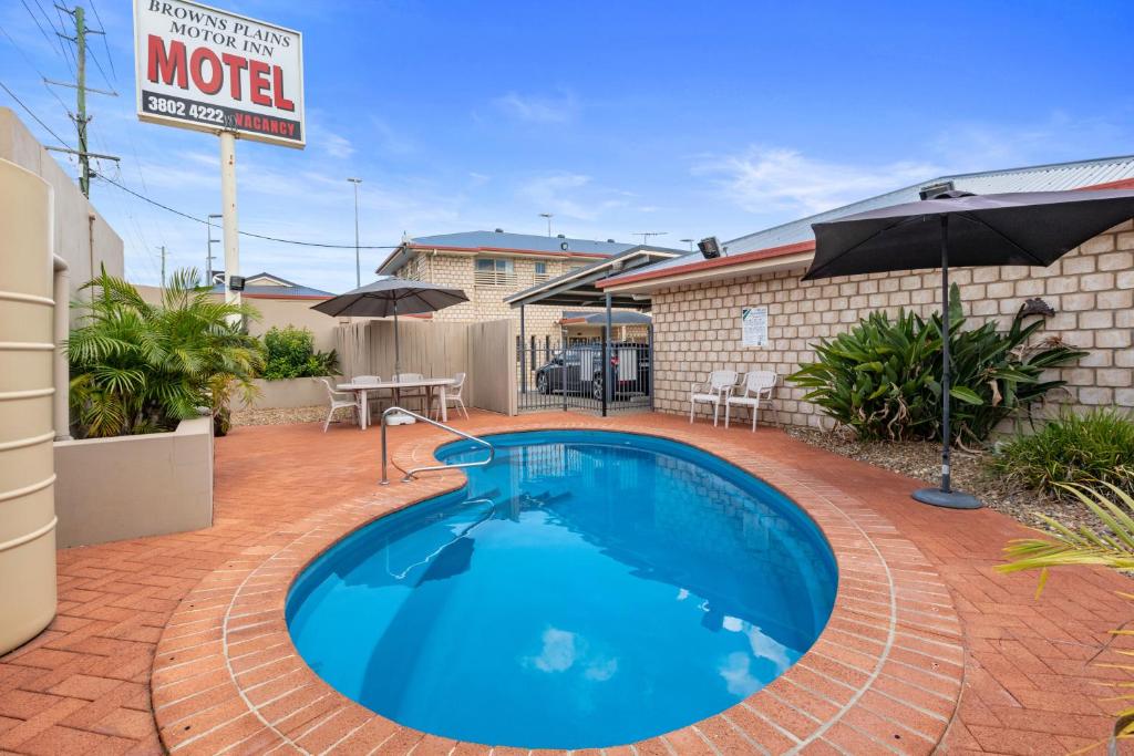 una piscina nel mezzo di un cortile di mattoni di Browns Plains Motor Inn a Browns Plains