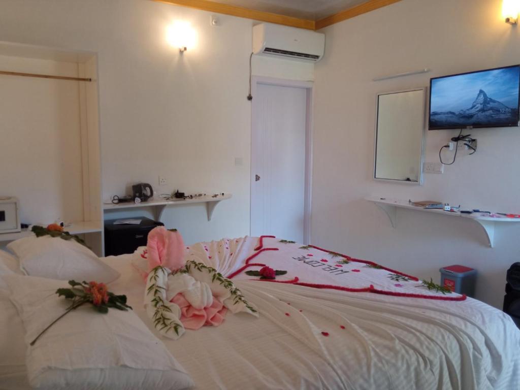 Postel nebo postele na pokoji v ubytování Thoddoo Garden inn