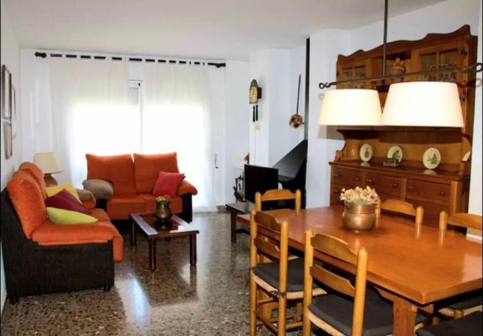 ein Wohnzimmer mit einem Tisch und einem Sofa in der Unterkunft Apartamento Cómodo y céntrico en Olot in Olot