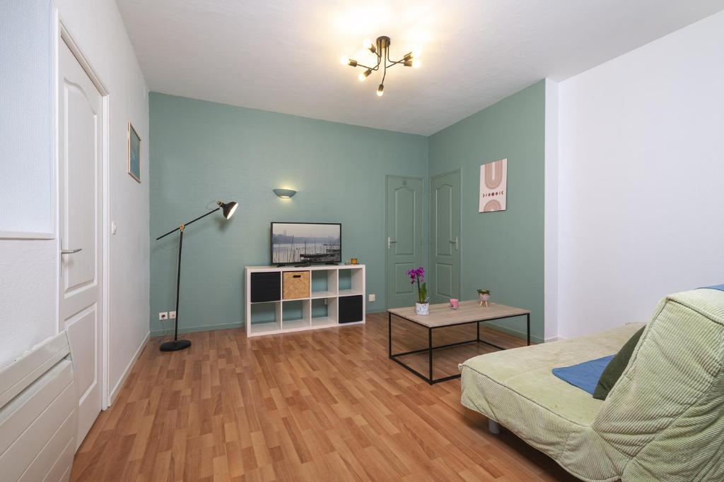 Televízia a/alebo spoločenská miestnosť v ubytovaní Appart calme avec parking proche place Ney