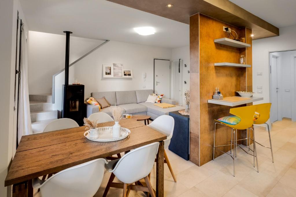 Riviera degli Ulivi - Terrace over the castle في توري ديل بيناكو: مطبخ وغرفة معيشة مع طاولة وكراسي