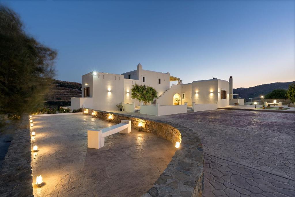 a lit up courtyard with a building with lights at Villa Elia in Mélanes