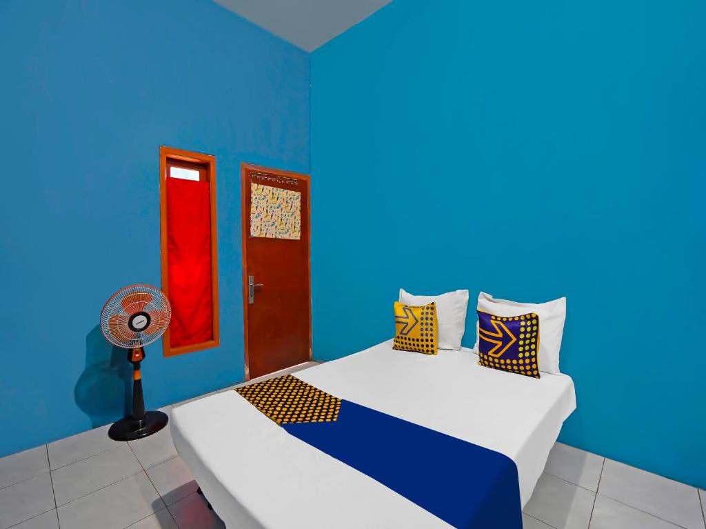 Posteľ alebo postele v izbe v ubytovaní OYO 92202 Kost Auto Syariah Anggaswangi
