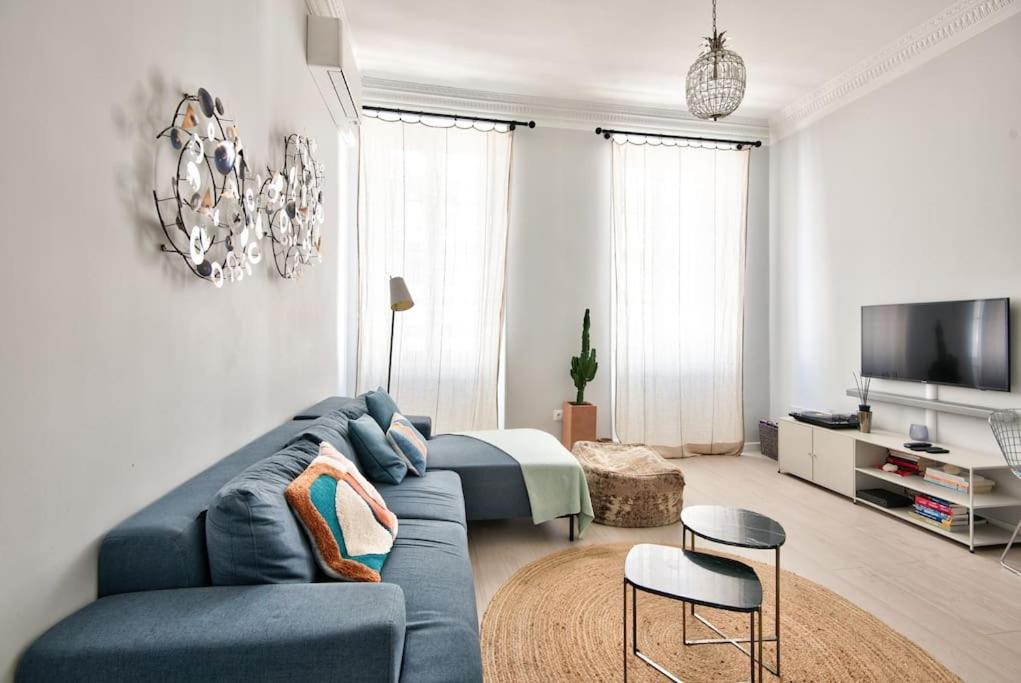 un salon avec un canapé bleu et une télévision dans l'établissement Very nice 2p with all comfort, city center Ac/wifi, à Nice