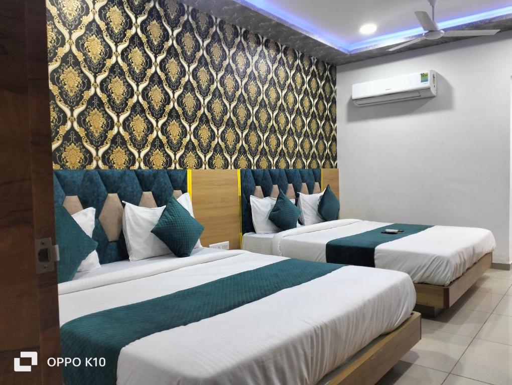 Postel nebo postele na pokoji v ubytování hotel rudra palace
