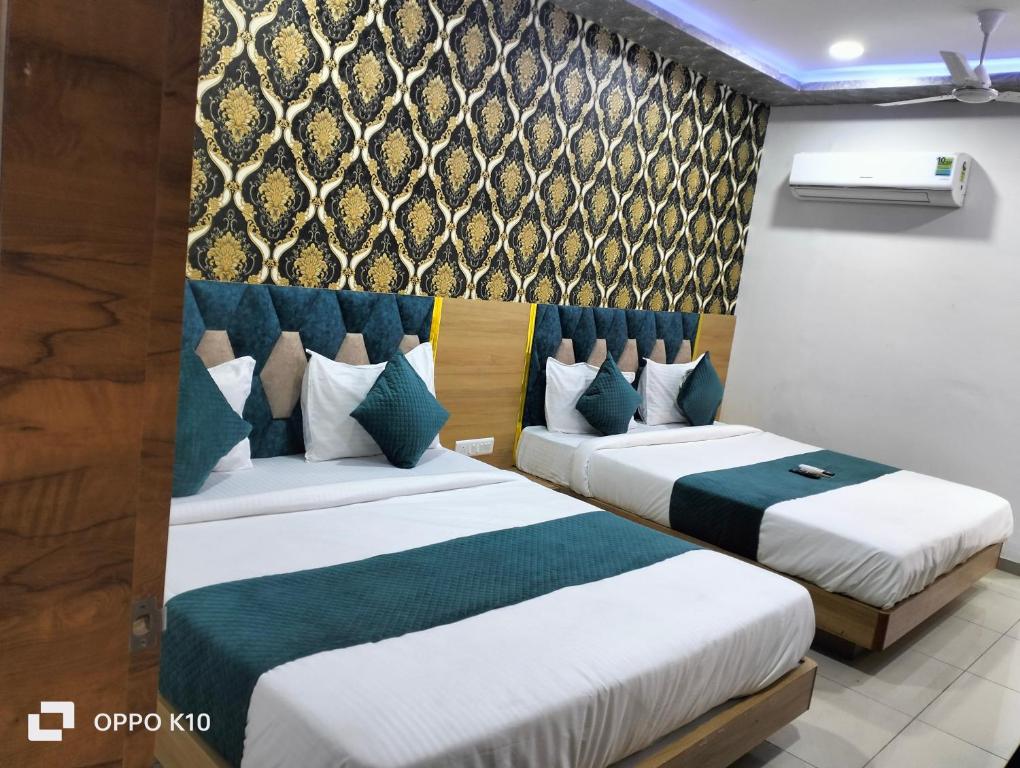 Postel nebo postele na pokoji v ubytování hotel rudra palace