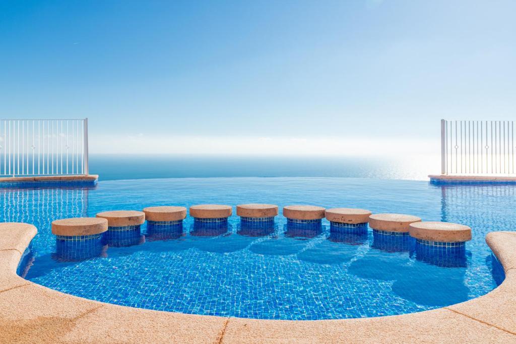 Bazén v ubytování 180-degrees sea view with pool nebo v jeho okolí