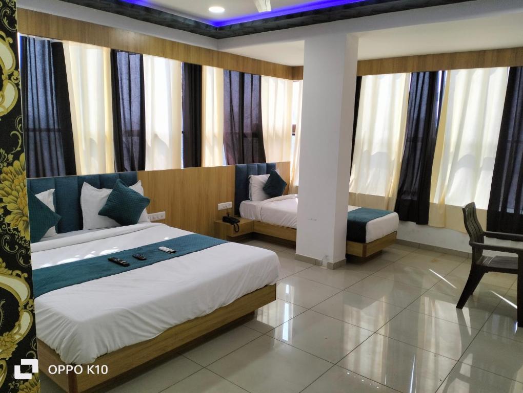 Postel nebo postele na pokoji v ubytování hotel rudra palace
