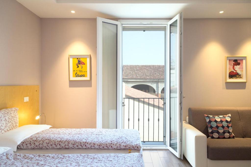 クレモナにあるB&B FIERA "in cascina"のベッドルーム1室(ベッド1台付)、スライド式ガラスドアが備わります。