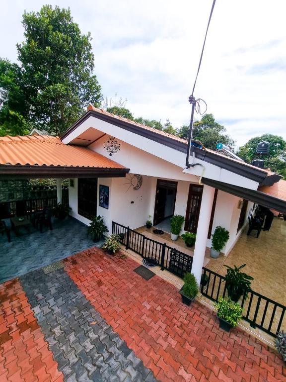 ein Haus mit einer steinernen Einfahrt davor in der Unterkunft Ivory Bloom Resort in Diyatalawa