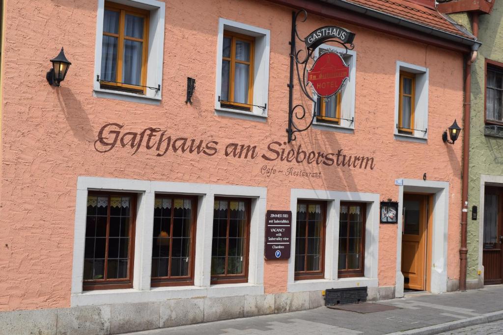 un edificio con un cartel en el costado en Hotel Am Siebersturm en Rothenburg ob der Tauber