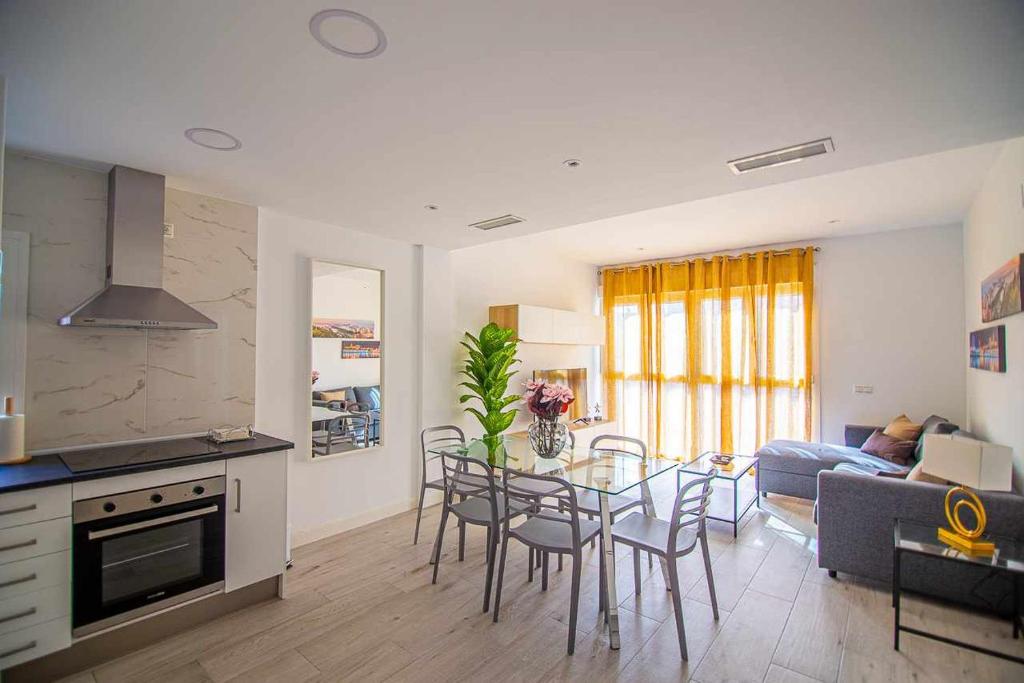 eine Küche und ein Wohnzimmer mit einem Tisch und Stühlen in der Unterkunft New Apartamento centro de Torremolinos con Parking in Torremolinos