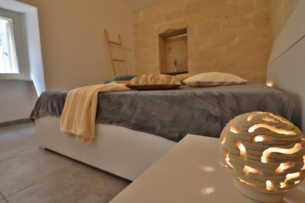 ein Schlafzimmer mit einem Bett und einem Tisch davor in der Unterkunft Rebecca historic residence in Otranto in Otranto