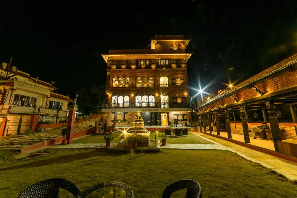 - un grand bâtiment la nuit avec une cour devant dans l'établissement Purna's Museum Resort, à Lalitpur