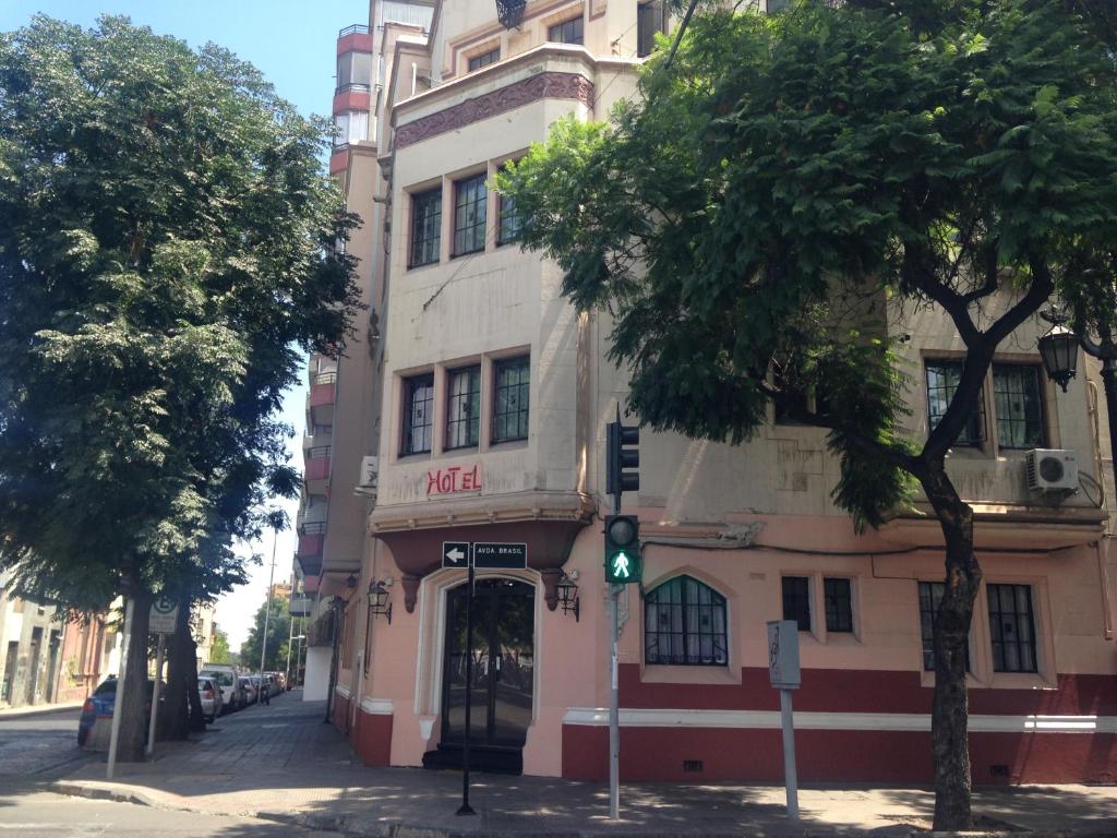 un edificio en una calle con un semáforo verde en Hotel La Castellana, en Santiago