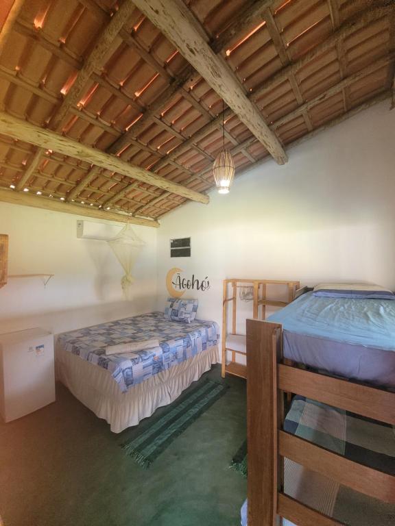 Duas camas num quarto com tectos em madeira em Pousada Villa Esperança - Xandó - Caraíva BA em Caraíva