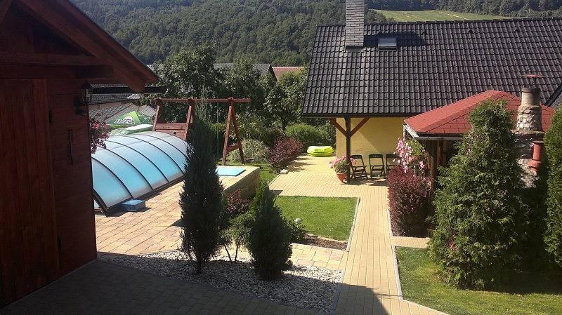 un patio trasero con piscina y una casa con barco en chalupa Loučná nad Desnou, en Loučná nad Desnou