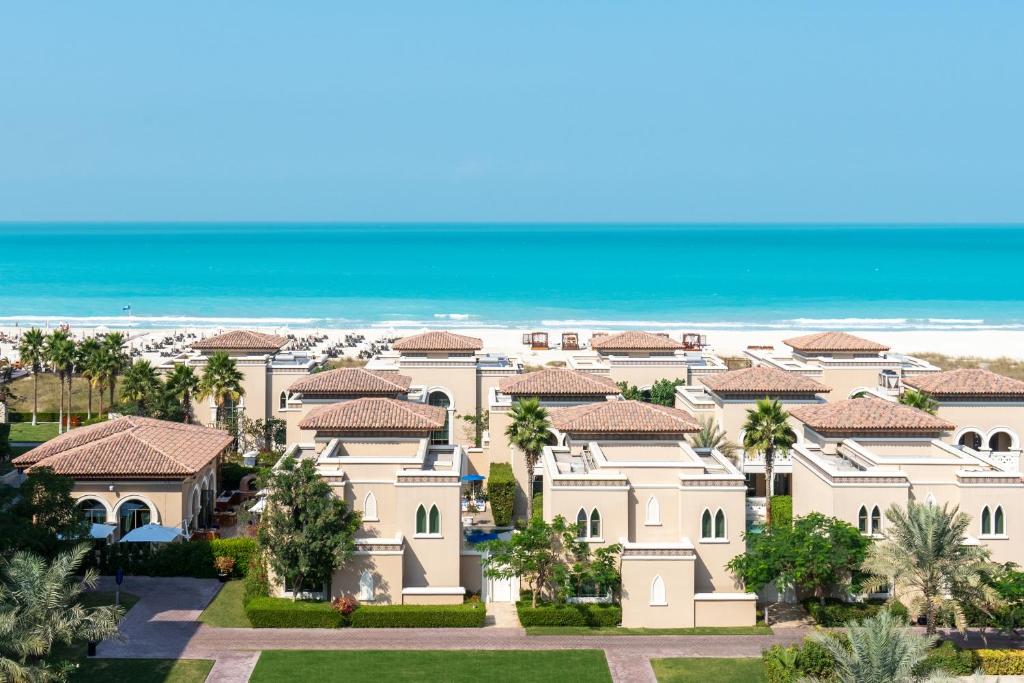 una vista su una grande casa con la spiaggia sullo sfondo di Club Privé By Rixos Saadiyat a Abu Dhabi