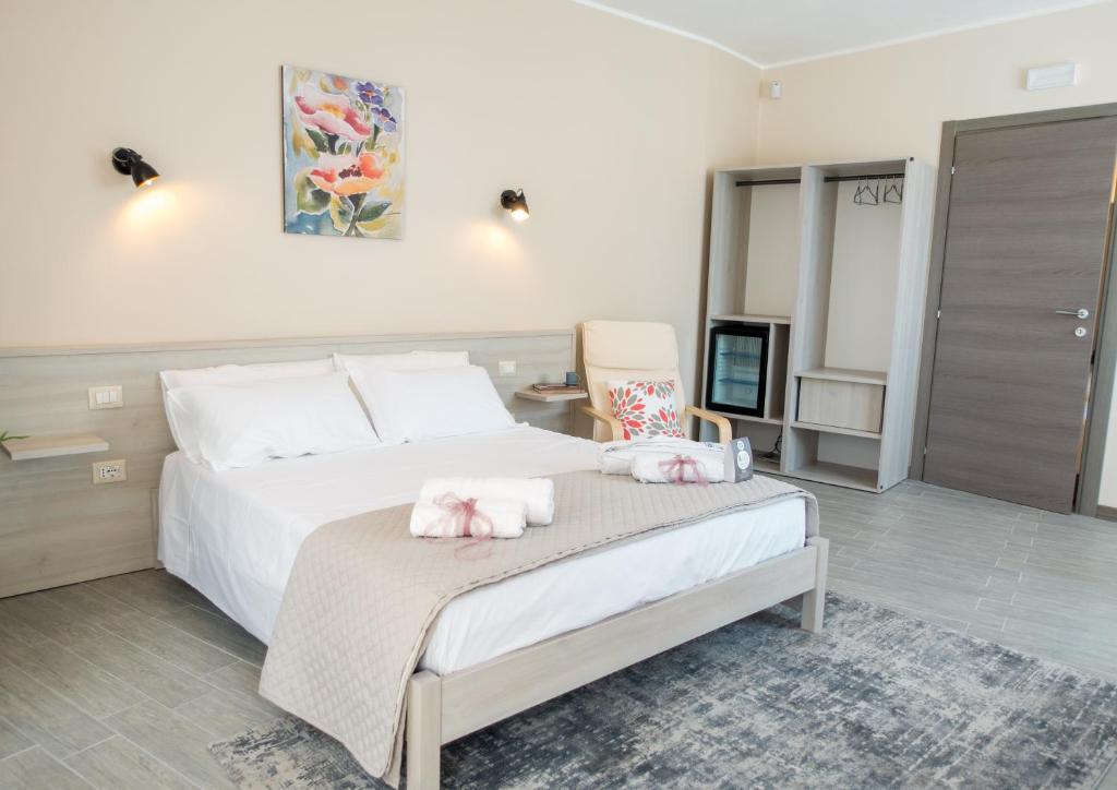 1 dormitorio con 1 cama con 2 toallas en Green Guest House, en Oristano