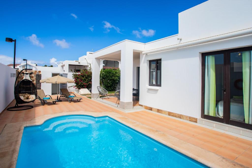 una piscina nel cortile di una casa di Casa Maurizio - Heated Pool, Hot Tub & Hammam a Playa Blanca