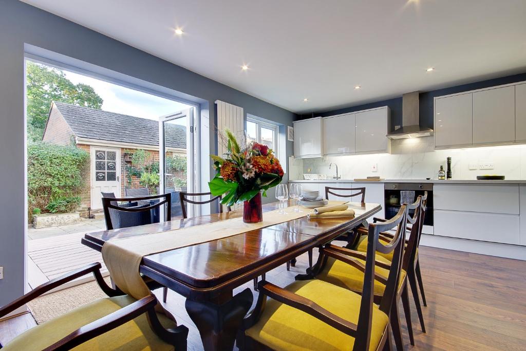 cocina y comedor con mesa y sillas en 14 Oxford Mews - 5 Star Living for up to 10 People, en Southampton