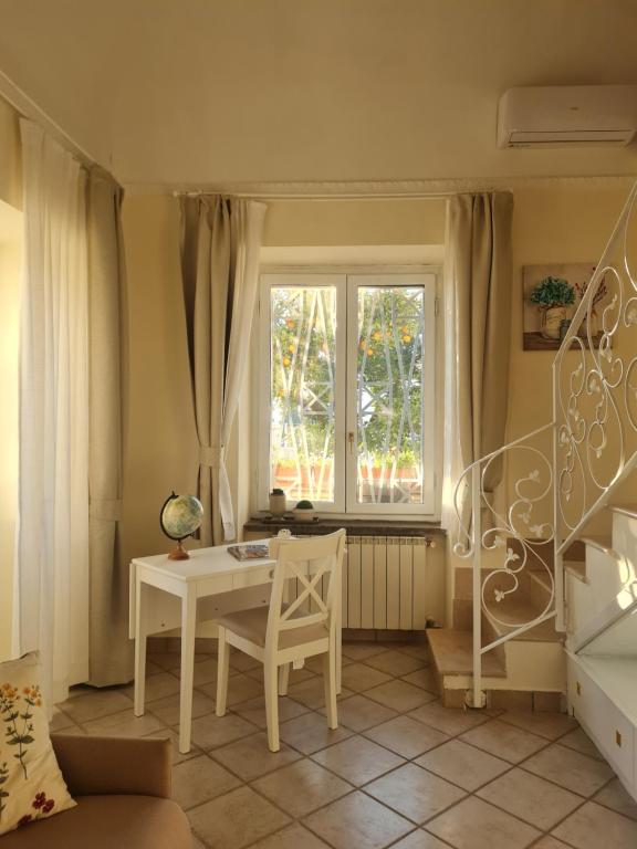 ein Wohnzimmer mit einem Tisch und einem Fenster in der Unterkunft B&B Nonna Gianna in Pompei