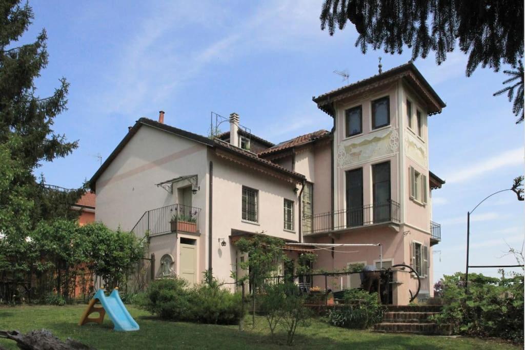 una grande casa con un orologio sul lato di Il Villino Rosa a San Paolo Solbrito