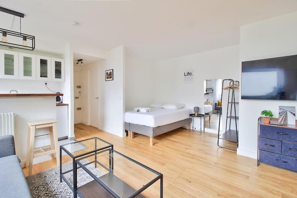 A bathroom at Modern 1 bed flat in Paris XVIII