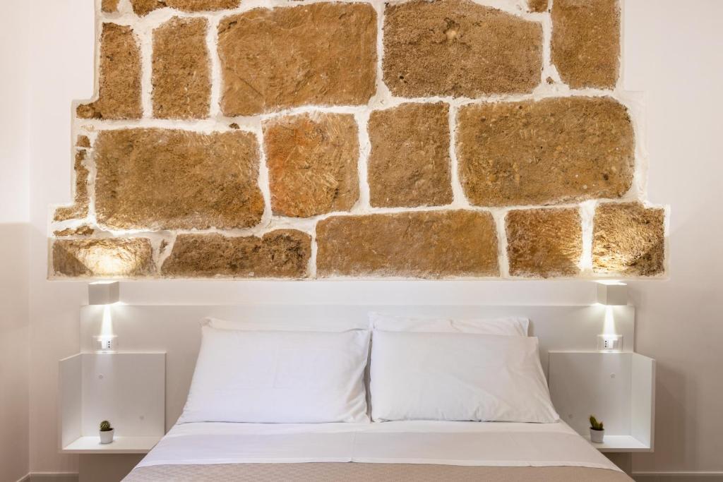 Łóżko lub łóżka w pokoju w obiekcie Trisina Rooms
