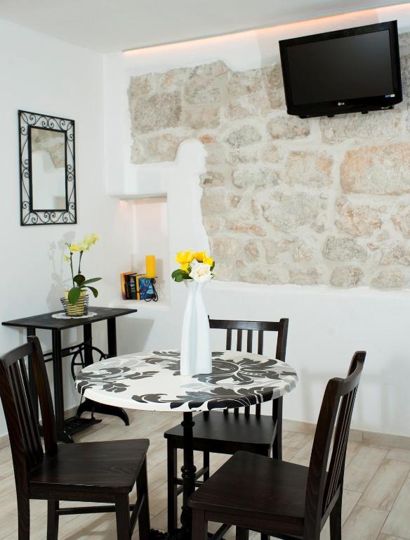 Televízia a/alebo spoločenská miestnosť v ubytovaní Bokun Guesthouse