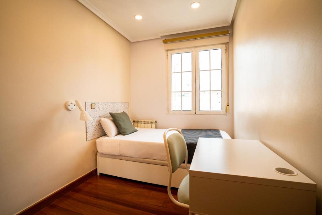 Smartr Madrid La Latina - Two-Bedroom Apartment